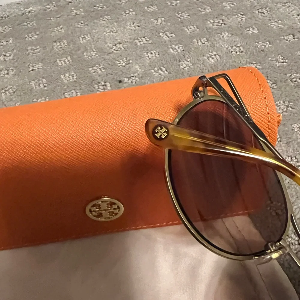 🌿Tory Burch Women’s Sunglasses - Picture 10 of 15
